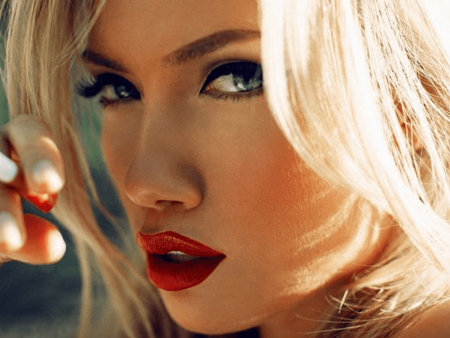 Наглый взгляд девушки