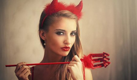 Игривая девушка