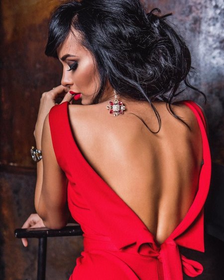 Шикарные брюнетки в Красном платье