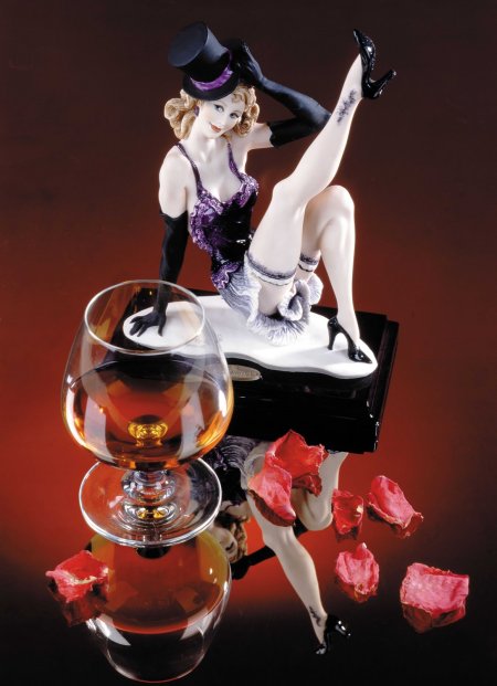 Девушка с бокалом