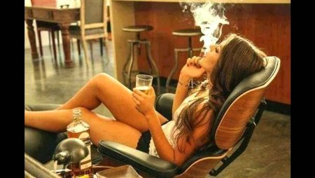 Девушка пьет