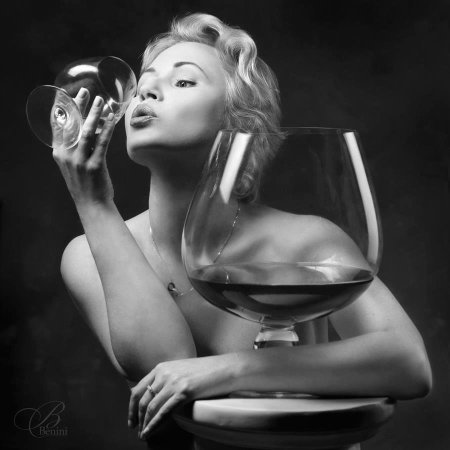 Девушка в фужере