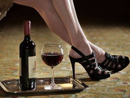 Женщина с вином