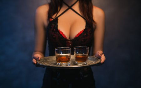 Девушка с алкоголем
