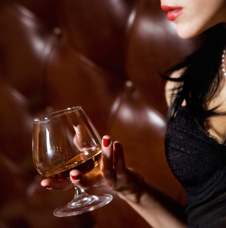 Девушка с бокалом