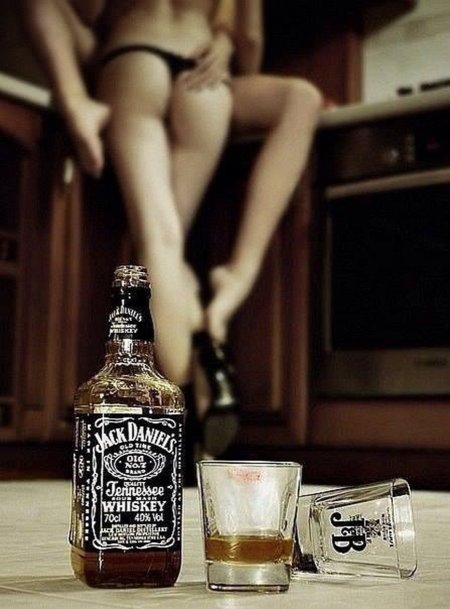 Девушка с виски