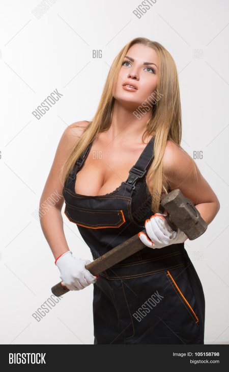 Красивая девушка с кувалдой