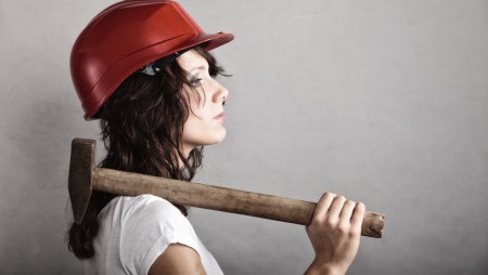 Женщина с молотком