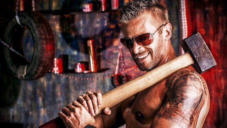 Рабочий с кувалдой