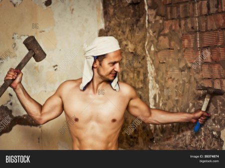 Парень с молотком