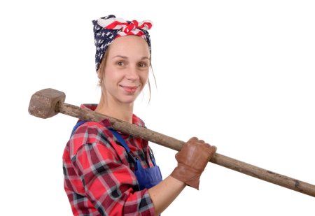 Красивая девушка с кувалдой