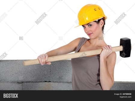 Изображение женщины с кувалдой