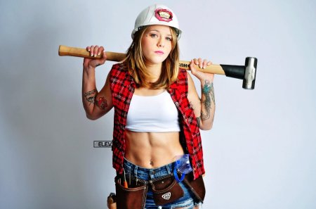 Женщина с кувалдой