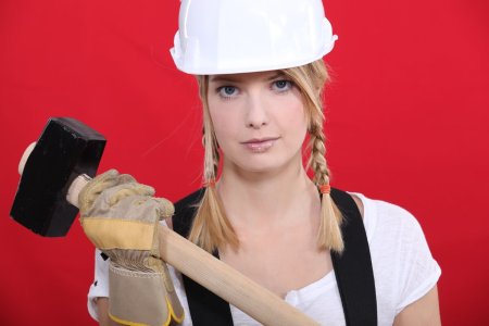 Девушка в каске