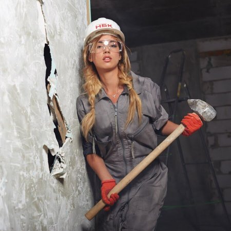 Девчонки на стройке