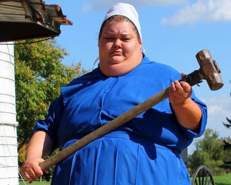 Толстая женщина с кувалдой