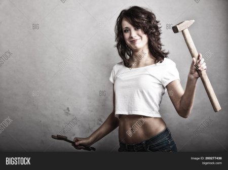 Баба с молотом