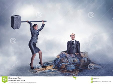 Женщина с кувалдой