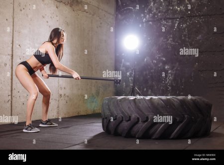 Женщина с кувалдой