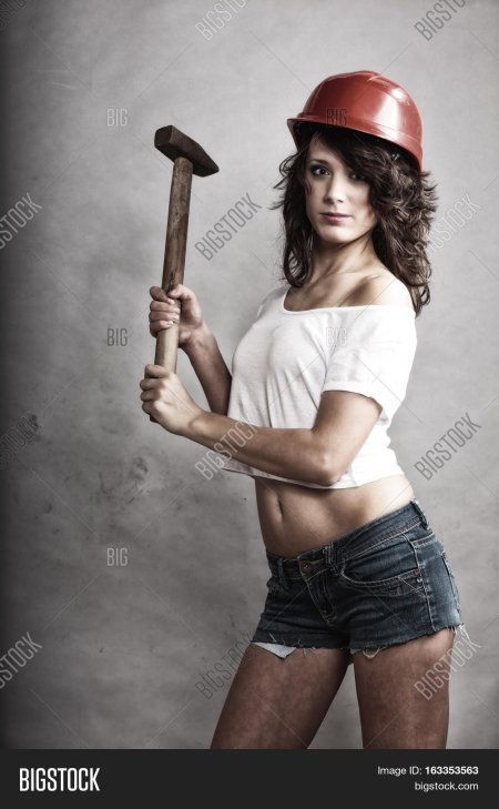 Девочка с кувалдой