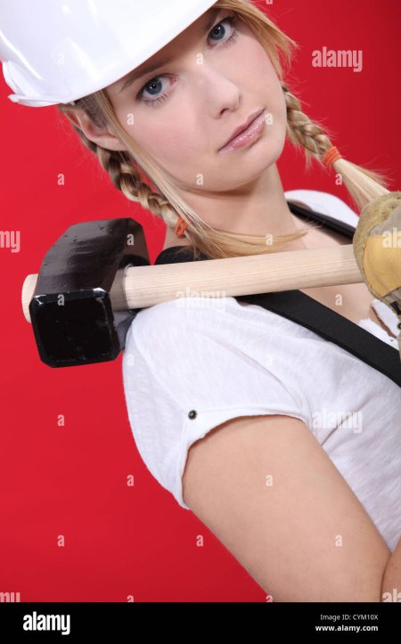 Девушка с кувалдой в очках