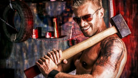 Парень с кувалдой