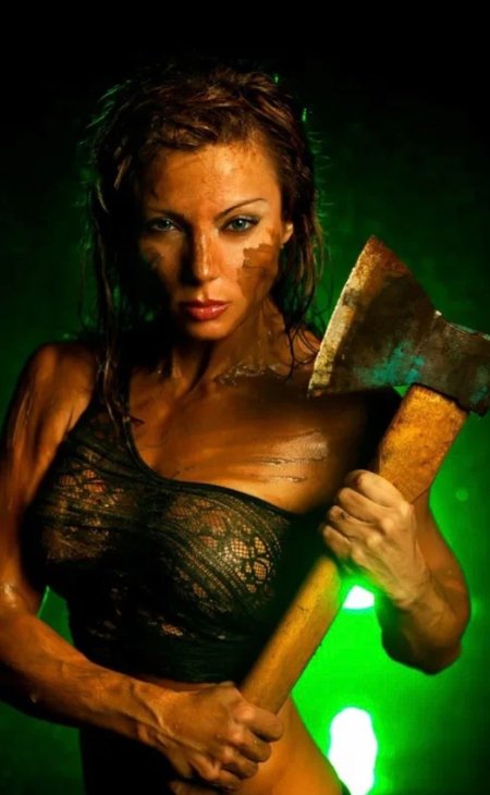 Девушка с топором