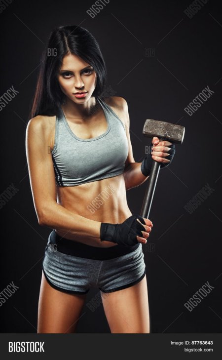 С кувалдой девушка кроссфит