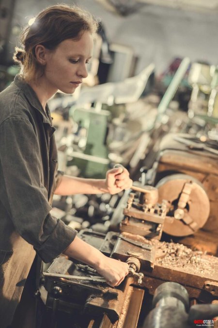 Токарь на заводе