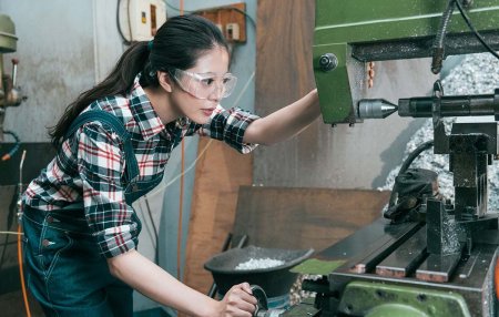 Токарь у станка