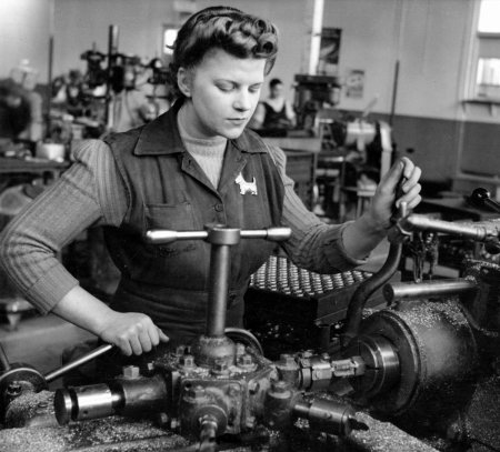 Женщина на заводе