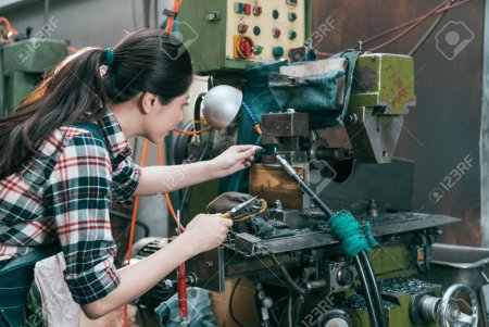 Девушка у станка