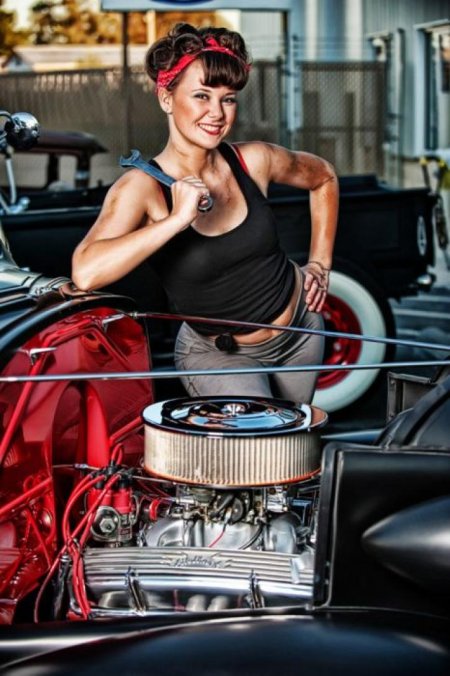 Девушка с автозапчастями