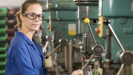 Рабочий на заводе