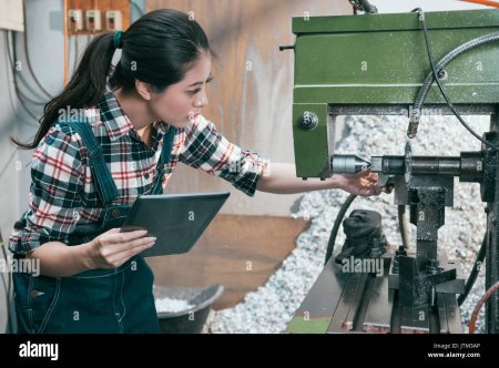 Девушка за токарным станком