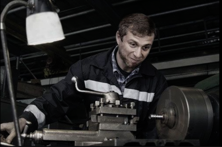 Токарь у станка