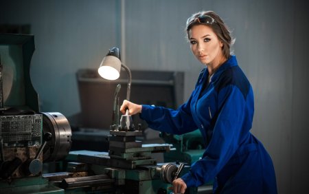 Девушка токарь