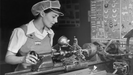 Женщина токарь