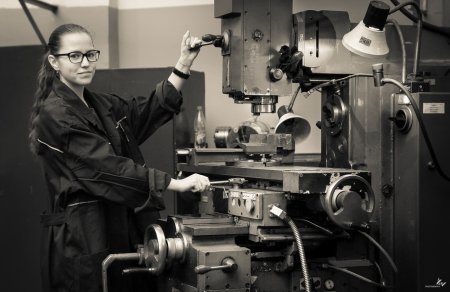 Токарь на станке на заводе