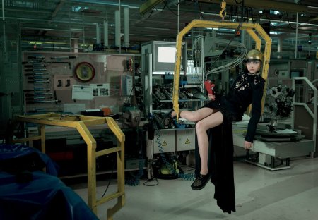 Девушка на заводе