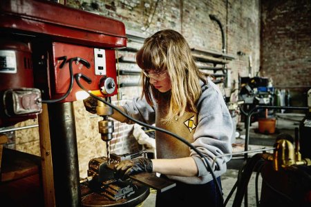 Девочка у станка