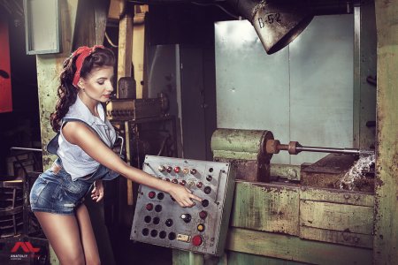 Девушка слесарь