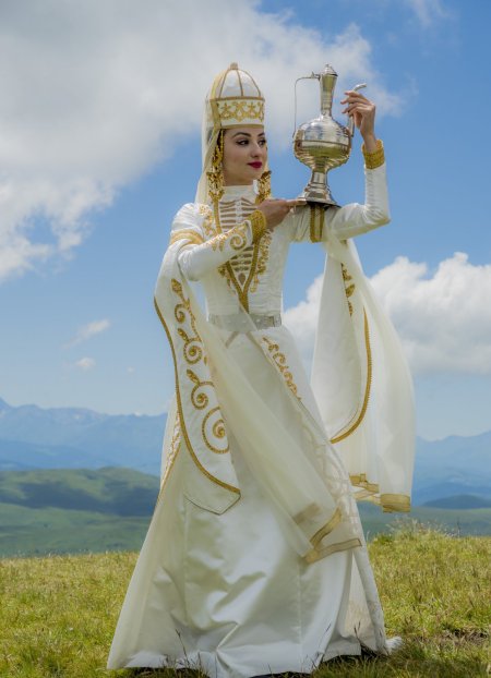 Осетинская осетинка с кувшином