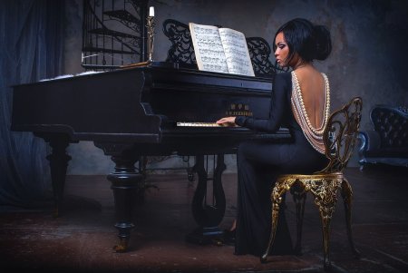 Девушка пианистка