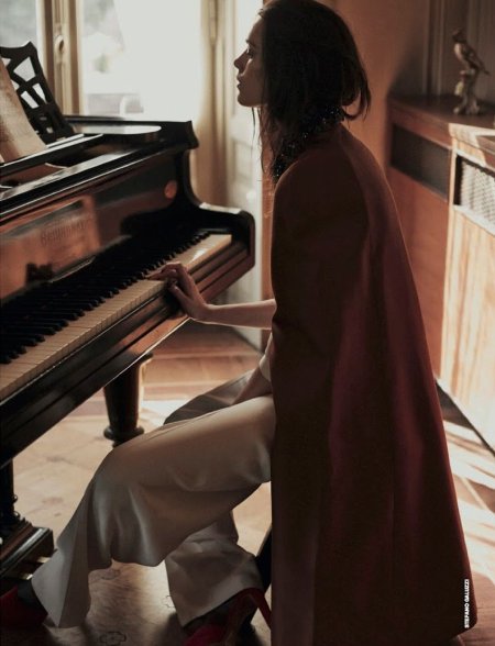 Кира Найтли за фортепьяно