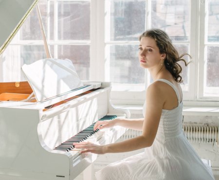 Девушка и пианино