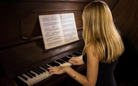 Девушка и пианино