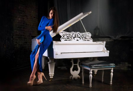 Девушка на рояле