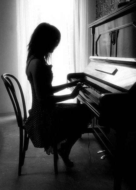 Девушка и пианино