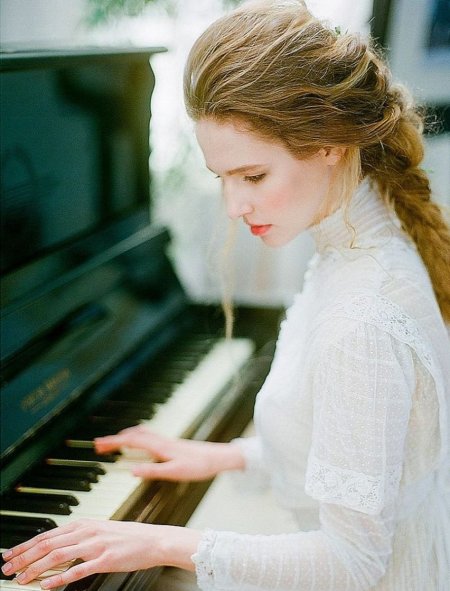 Красивая пианистка